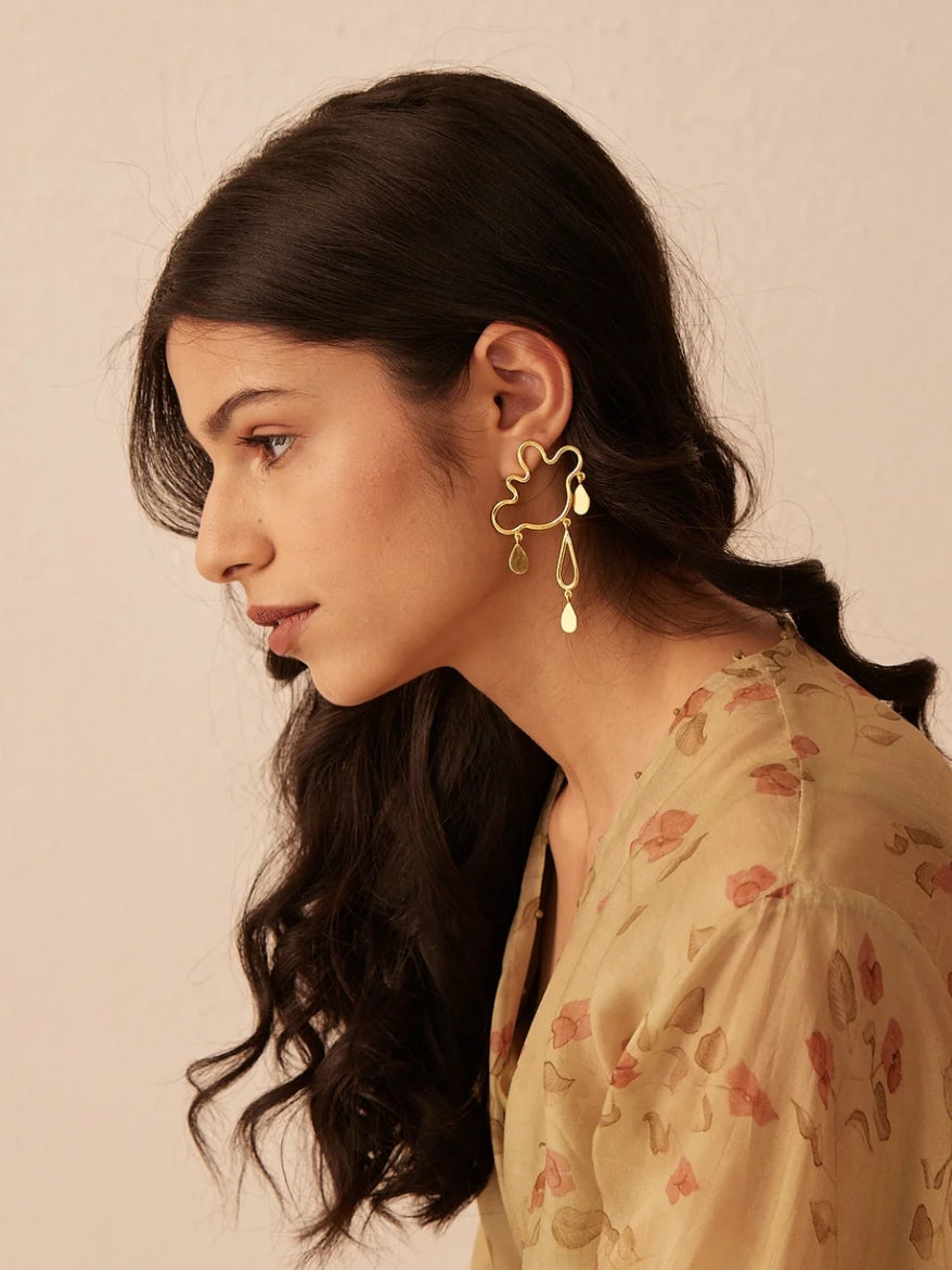 How to Pick Earrings That Go Well with the Shape of Your Face