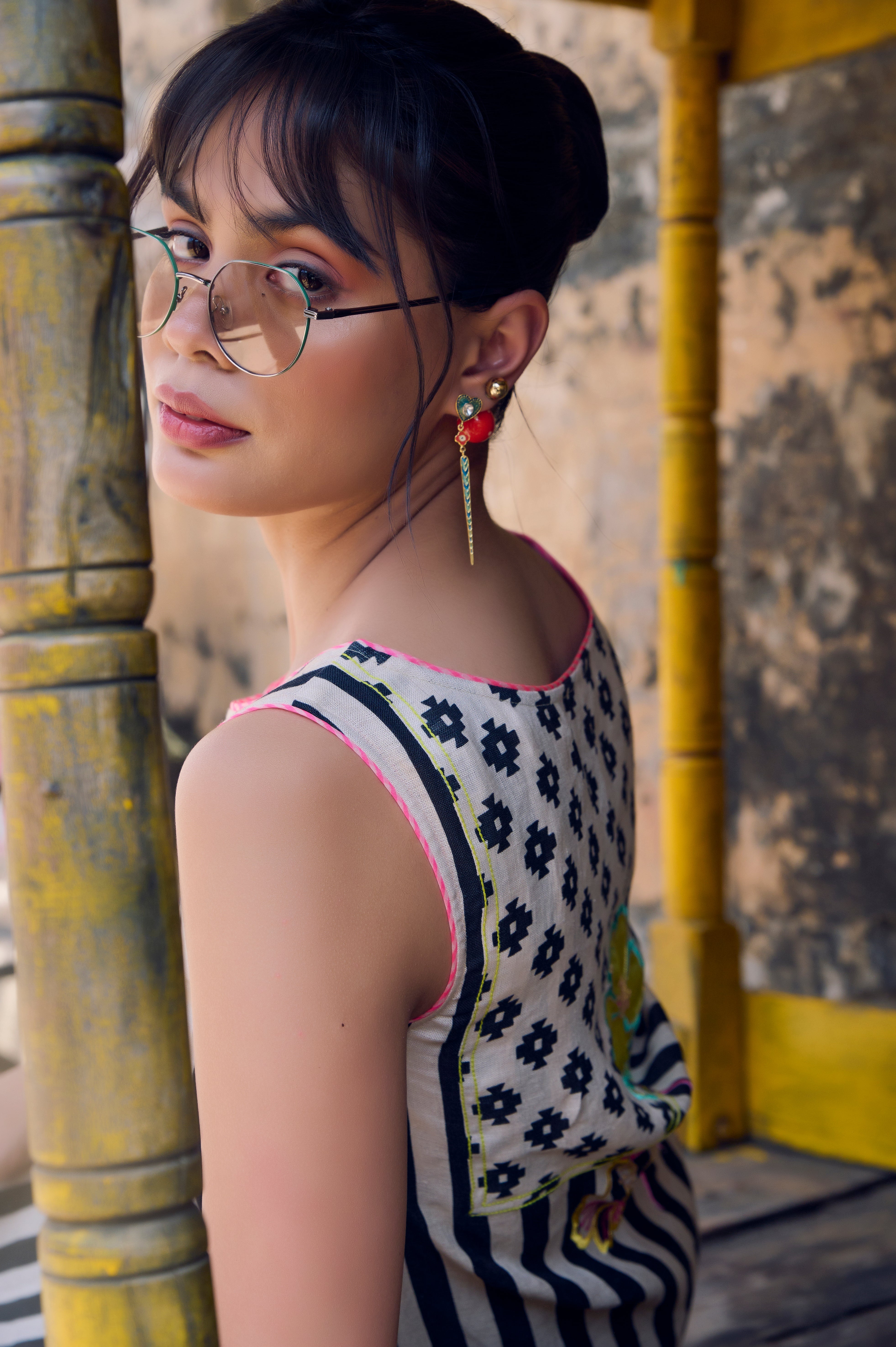 Dil Tila Linear Earrings
