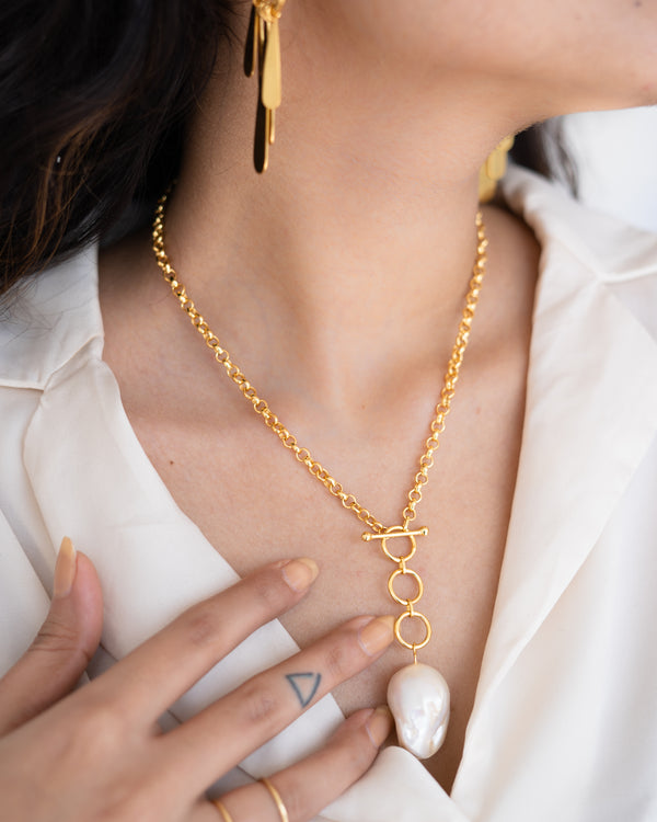 Baroque pearl toggle neck chain
